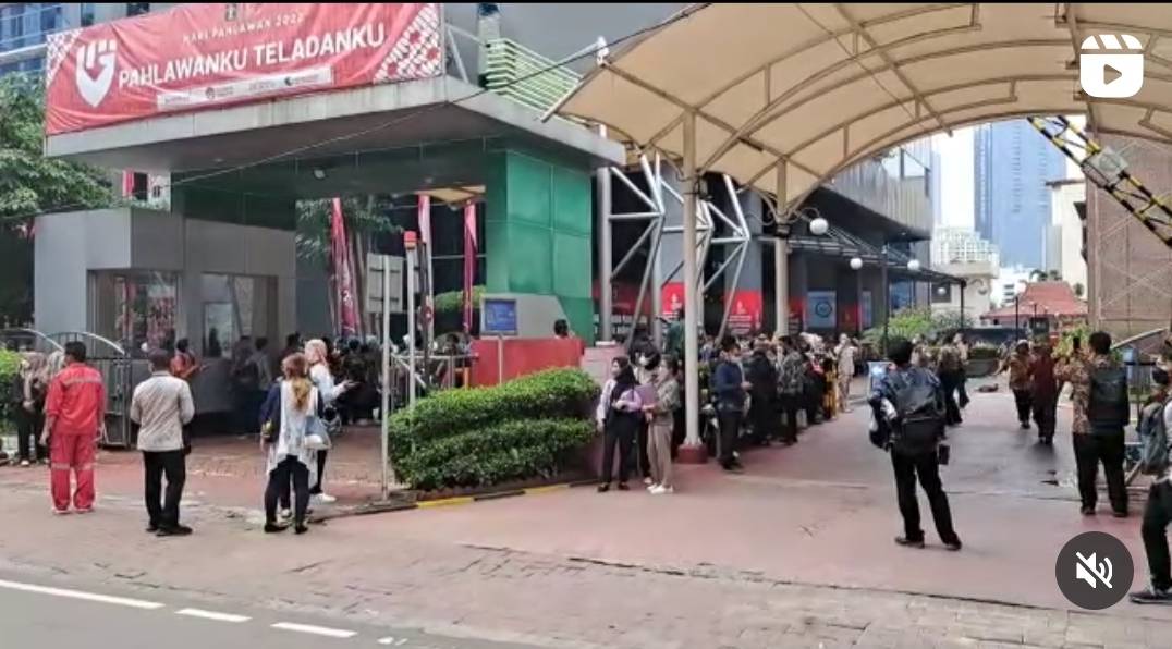 Situasi kantor Kemenkumham, Kuningan, Jakarta Selatan, saat terjadi kebakaran, Kamis (8/12/2022). (Foto: Tangkap Layar Instagram NTMC POLRI)