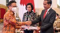 Presiden Jokowi didampingi Menkeu Sri Mulyani menyerahkan DIPA Kemenkes Tahun Anggaran 2023 kepada Menkes Budi Gunadi Sadikin, Kamis (01/12/2022