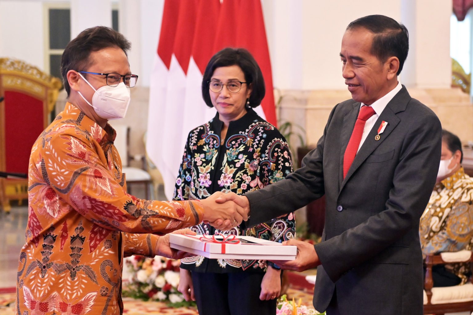 Presiden Jokowi didampingi Menkeu Sri Mulyani menyerahkan DIPA Kemenkes Tahun Anggaran 2023 kepada Menkes Budi Gunadi Sadikin, Kamis (01/12/2022