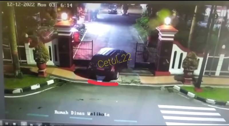 Rekaman cctv yang memperlihatkan perampok dirumah dinas Walikota Blitar memakai mobil plat merah.