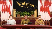 Presiden Jokowi didampingi Menkes Budi Gunadi Sadikin dan Mendagri Tito Karnavian, memberikan keterangan pers, Jumat (30/12/2022), di Istana Merdeka, Jakarta. (Sumber: Tangkapan Layar)