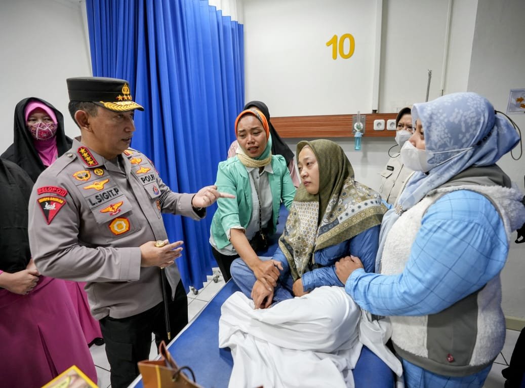 Jenguk Korban Bom Bunuh Diri Polsek Astana Anyar. Kapolri : Tetap Semangat Lindungi Masyarakat Bandung - Kapolri Jenderal Listyo Sigit Prabowo menjenguk masyarakat dan personel polri yang menjadi korban peristiwa bom bunuh diri Mapolsek Astana Anyar di Rumah Sakit Immanuel, Bandung, Jawa Barat, Rabu, 7 Desember 2022. "Hari ini terjadi peristiwa bom bunuh diri yang mengakibatkan tidak hanya korban pelaku bunuh diri yang meninggal. Namun ada beberapa anggota yang terluka dan satu meninggal dunia," kata Sigit dalam kunjungannya. Hingga saat ini ada 11 orang menjadi korban dalam peristiwa tersebut. Rinciannya, 10 anggota kepolisian dan satu masyarakat yang mengalami luka-luka. Bahkan, satu personel polisi meninggal dunia. Sebagai pimpinan institusi Korps Bhayangkara, Sigit menyampaikan duka cita yang mendalam kepada personel kepolisian yang gugur dalam peristiwa tersebut. "Oleh karena itu tentunya dalam kesempatan ini saya selaku pimpinan Polri menyampaikan bela sungkawa, turut berduka cita terhadap almarhum semoga diberikan tempat terbaik di sisi Allah SWT dan tentunya seluruh keluarga yang ditinggalkan diberikan kekuatan dan ketabahan," ujar Sigit. Dalam kesempatan tersebut, tanpa mengurangi perasaan duka, Sigit menyampaikan kepada seluruh personel kepolisian agar tetap menjalankan tugasnya secara profesional dalam memberikan rasa aman dan damai kepada seluruh masyarakat Indonesia. "Saya minta doa seluruh teman-teman dan masyarakat. Agar seluruh anggota tetap semangat melaksanakan tugas pokoknya melindungi mengayomi melayani masyarakat," tutur Sigit. Sebelumnya, Sigit juga meninjau langsung tempat kejadian perkara kejadian bom bunuh diri di Mapolsek Astana Anyar, Bandung, Jawa Barat. Dalam tinjauannya, Sigit menegaskan bahwa telah menginstruksikan kepada seluruh jajaran personel kepolisian untuk mengusut tuntas peristiwa bom bunuh diri tersebut. "Tentunya ini semua didalami. Sehingga kita minta kepada seluruh rekan-rekan untuk bisa bantu kami dan tim agar bisa menuntaskan secara maksimal. Seluruh tim dan satgas sudah diperintahkan untuk semua bergerak," papar Sigit di Mapolsek Astana Anyar.
