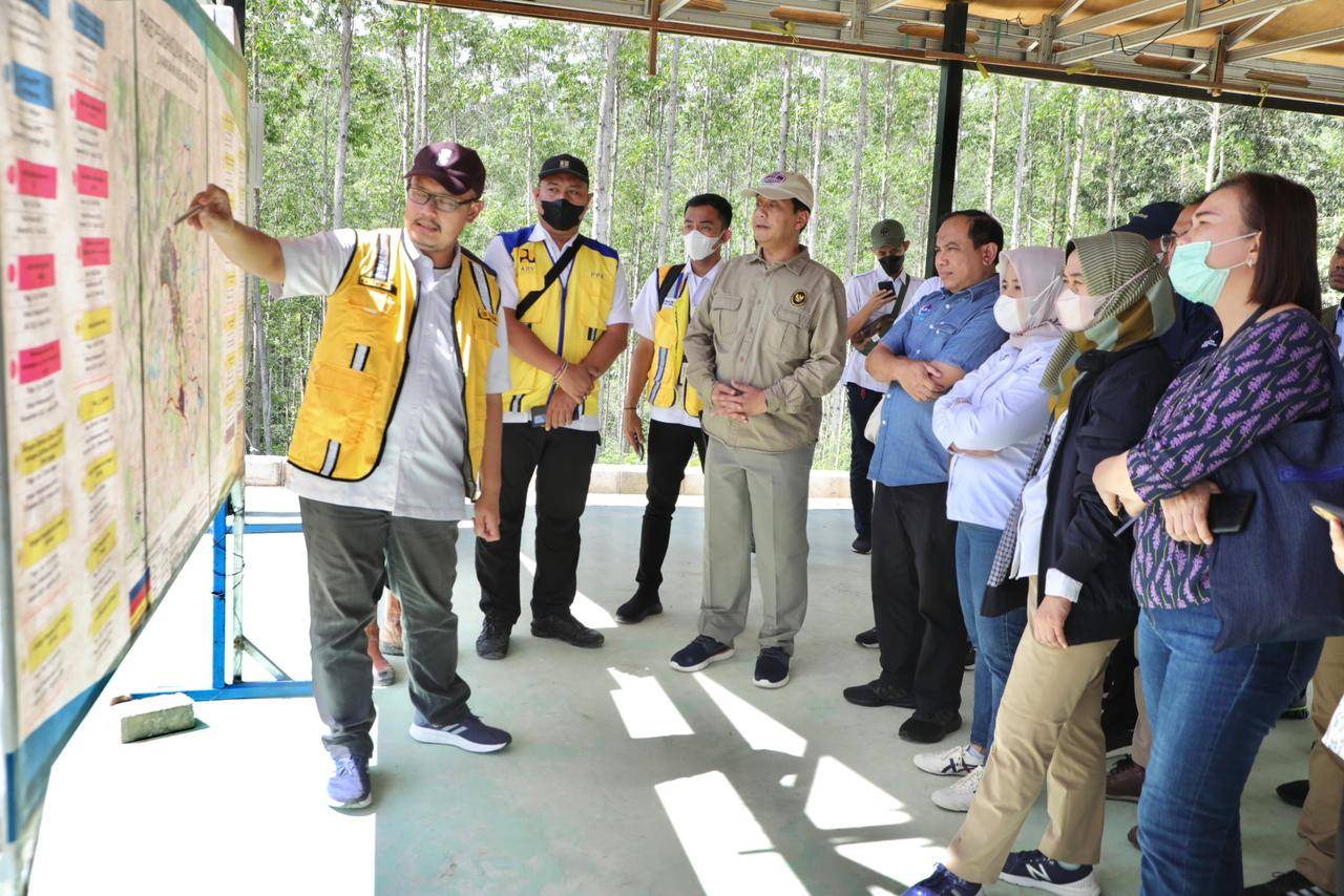 Kementerian Koordinator Bidang Kemaritiman dan Investasi melakukan kunjungan ke proyek IKN untuk melihat progres pembangunan. (Foto: Kemenko Marves)