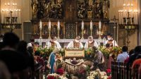 Uskup Keuskupan Agung Jakarta Uskup Ignatius Kardinal Suharyo (tengah) memimpin jalannya Misa Natal di Gereja Katedral, Jakarta, Sabtu (25/12/2021). (Foto: ANTARA)
