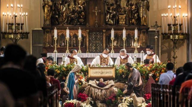 Uskup Keuskupan Agung Jakarta Uskup Ignatius Kardinal Suharyo (tengah) memimpin jalannya Misa Natal di Gereja Katedral, Jakarta, Sabtu (25/12/2021). (Foto: ANTARA)