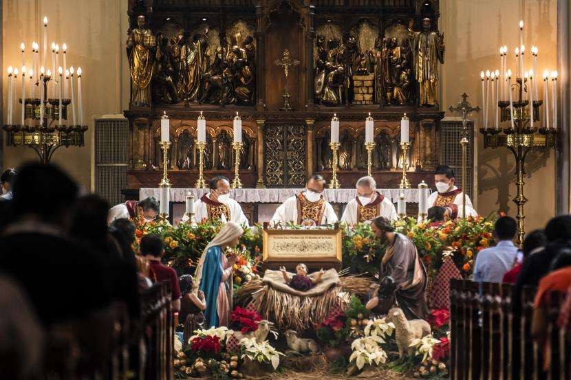 Uskup Keuskupan Agung Jakarta Uskup Ignatius Kardinal Suharyo (tengah) memimpin jalannya Misa Natal di Gereja Katedral, Jakarta, Sabtu (25/12/2021). (Foto: ANTARA)