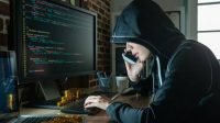 Ilustrasi oknum kejahatan siber sedang melakukan aksinya.(Foto: Shutterstock/PR Image Factory)