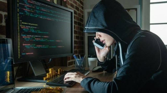 Ilustrasi oknum kejahatan siber sedang melakukan aksinya.(Foto: Shutterstock/PR Image Factory)