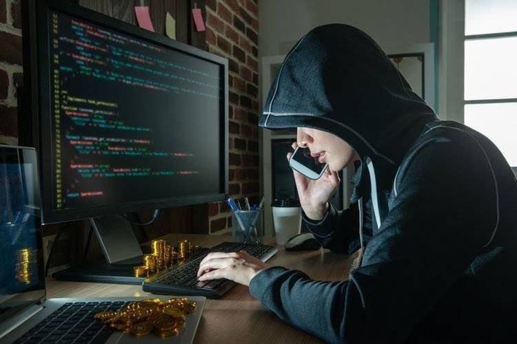 Ilustrasi oknum kejahatan siber sedang melakukan aksinya.(Foto: Shutterstock/PR Image Factory)