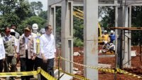 Menteri Koordinator bidang Pembangunan Manusia dan Kebudayaan Muhadjir Effendy saat mendampingi Presiden Joko Widodo meninjau lokasi rumah rusak akibat gempa di Cianjur, Jawa Barat. (Foto : Biro Humas Kemenko PMK)