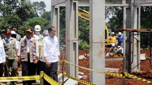 Menteri Koordinator bidang Pembangunan Manusia dan Kebudayaan Muhadjir Effendy saat mendampingi Presiden Joko Widodo meninjau lokasi rumah rusak akibat gempa di Cianjur, Jawa Barat. (Foto : Biro Humas Kemenko PMK)