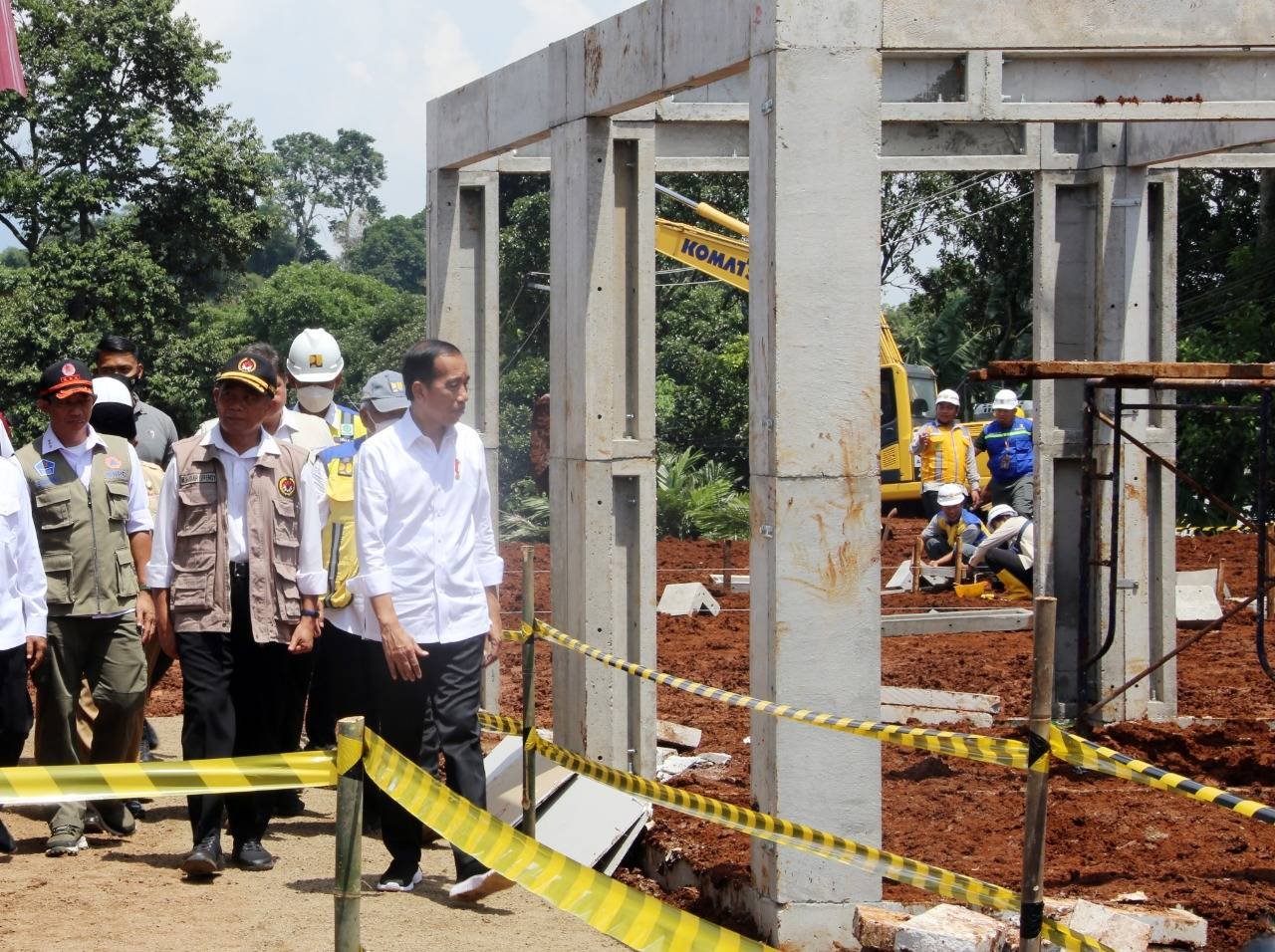 Menteri Koordinator bidang Pembangunan Manusia dan Kebudayaan Muhadjir Effendy saat mendampingi Presiden Joko Widodo meninjau lokasi rumah rusak akibat gempa di Cianjur, Jawa Barat. (Foto : Biro Humas Kemenko PMK)