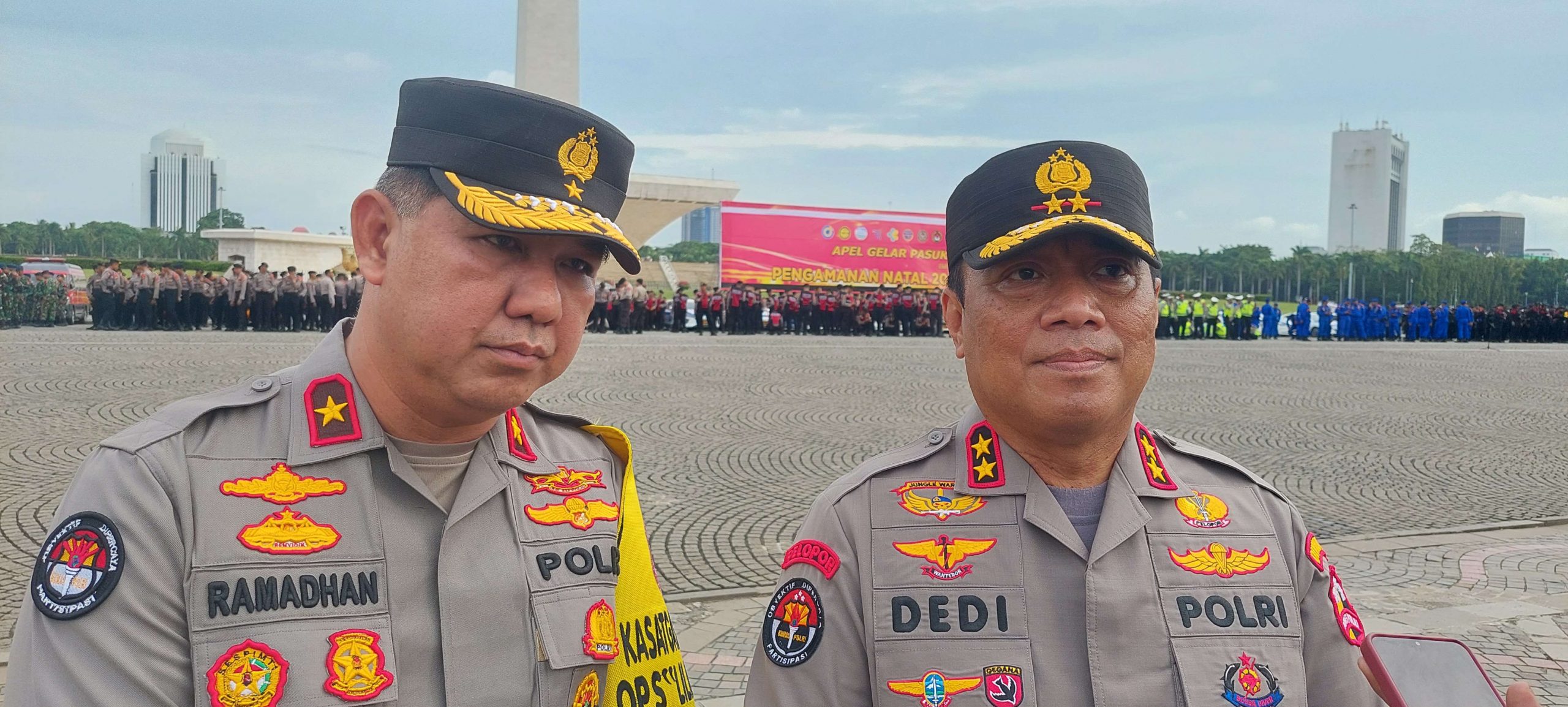 Kadiv Humas Polri Irjen Dedi Prasetyo (kanan) dan Karopenmas Polri Brigjen Ahmad Ramadan (kiri) sebelum Apel Operasi Lilin 2022 di Monas, Jakpus, Kamis (22/12/2022)