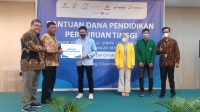Kadisdikbud Muba Drs Iskandar Syahriyanto MM Senior Manager Field Relations & Security MEPG Surya Suhendra saat memberikan bantuan biaya pendidikan bagi mahasiswa secara simbolis, Senin (5/12/2022)