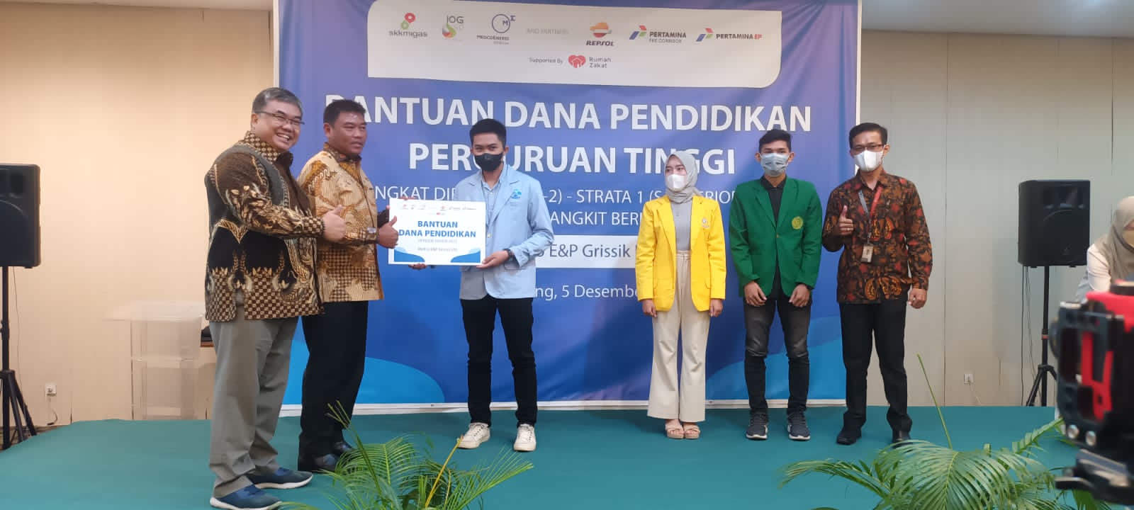 Kadisdikbud Muba Drs Iskandar Syahriyanto MM Senior Manager Field Relations & Security MEPG Surya Suhendra saat memberikan bantuan biaya pendidikan bagi mahasiswa secara simbolis, Senin (5/12/2022)