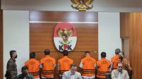 Ketua KPK Firli Bahuri melakukan konferensi pers terkait penetapan Bupati Bangkalan, ALAI, sebagai tersangka korupsi, di KPK, Kamis (8/12/2022).