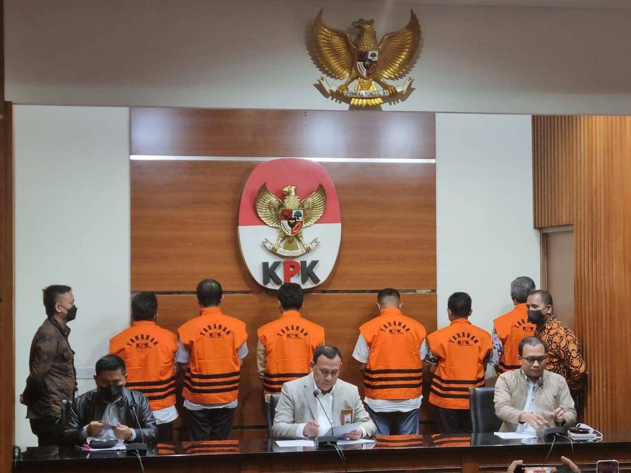 Ketua KPK Firli Bahuri melakukan konferensi pers terkait penetapan Bupati Bangkalan, ALAI, sebagai tersangka korupsi, di KPK, Kamis (8/12/2022).