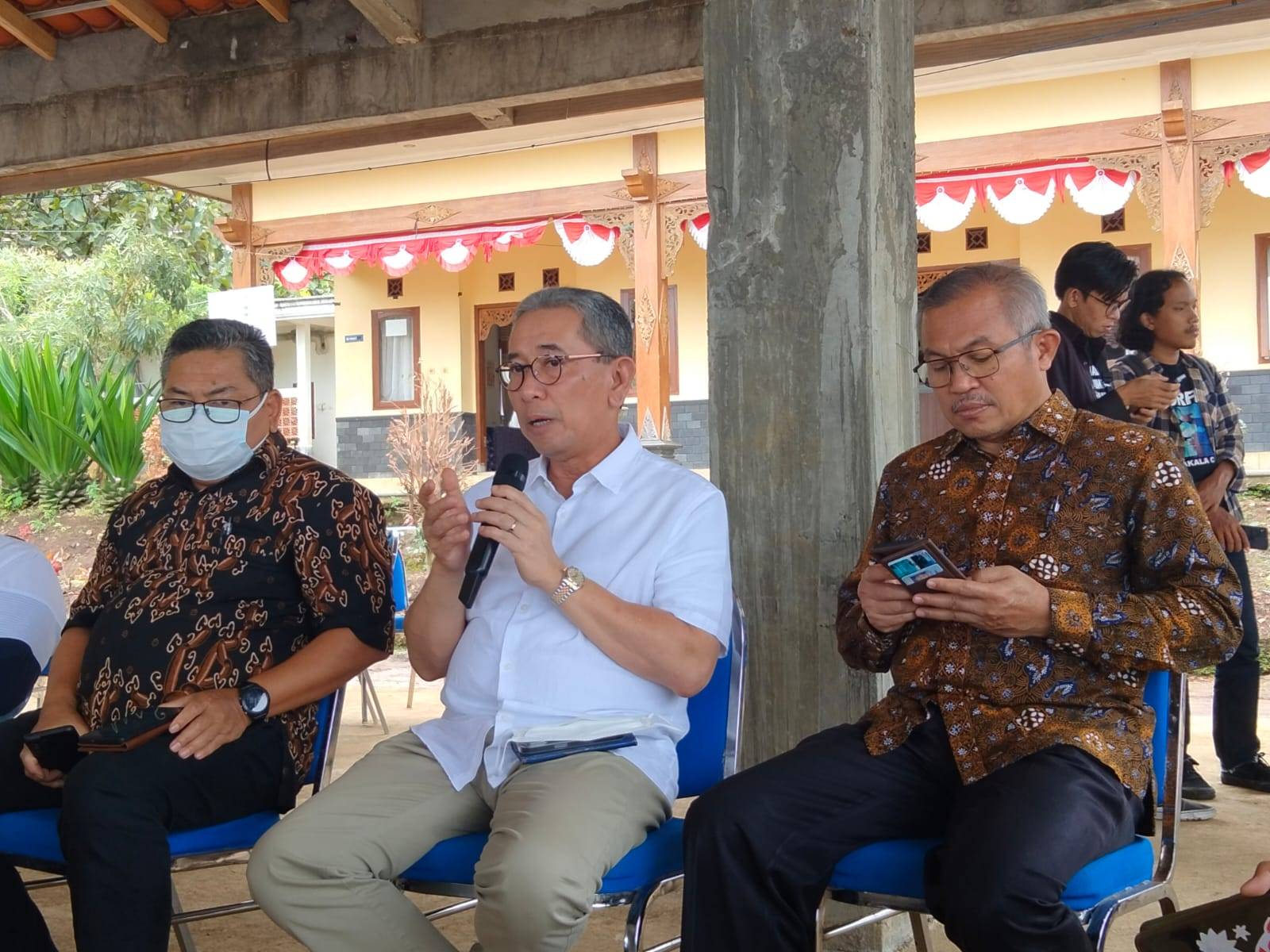 Sekretaris Kemenko PMK, YB Satya Sananugraha (tengah) saat ditemui di Malang, Jawa Timur, Jumat (16/12/2022)