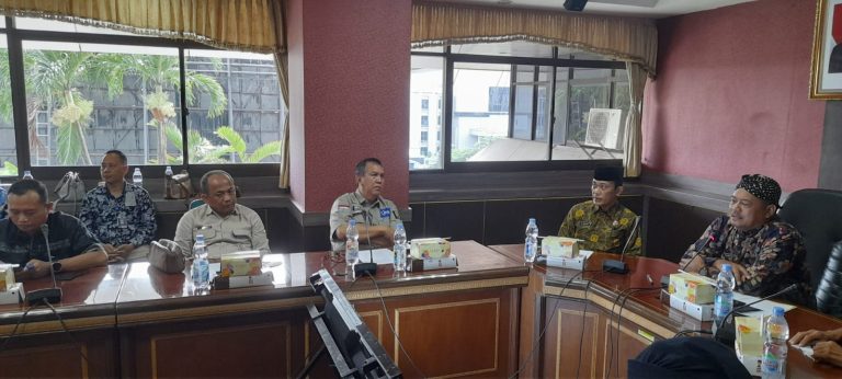 Kepala Biro Perekonomian Pemprov Sumsel , H Afrian Joni yang didalamnya turut serta Kasubdit Indagsi Ditreskrimsus Polda Sumsel, AKBP Hadi Saifudin,SE melaksanakan kegiatan studi kaji pelaksanaan dan pengawasan penyaluran pupuk bersubsidi ke Pemprov Jateng, Kamis (1/12)