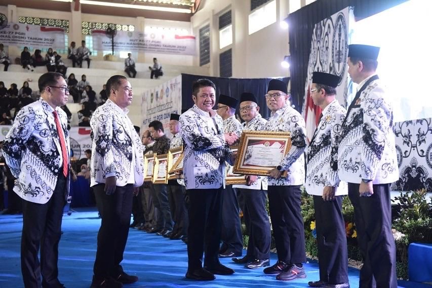 Gubernur Sumsel H Herman Deru menghadiri Puncak Peringatan HUT ke-77 PGRI tingkat provinsi Sumsel, Sabtu (10/12/2022) di Kabupaten Lahat