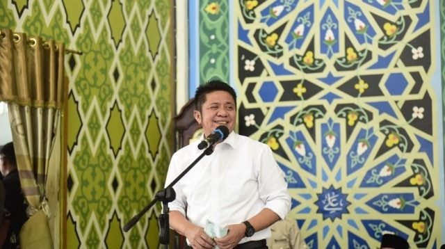 MUARAENIM, oborsumatra.com - Antusias warga Kelurahan Gelumbang Kabupaten Muara Enim luar biasa menyambut kehadiran Gubernur Sumsel H Herman Deru saat safari Jumat di Masjid Jami' Babussalam, Jumat (16/12)