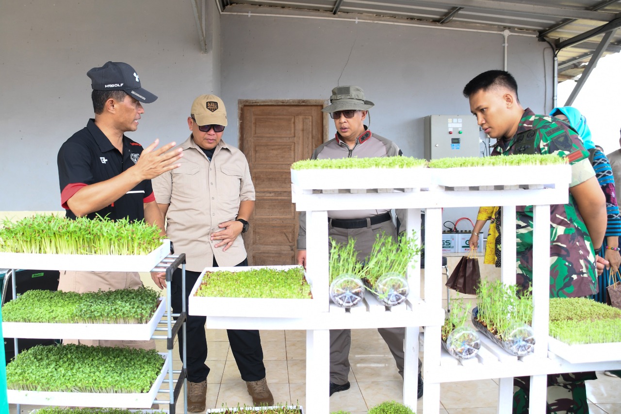Mayor jenderal TNI Hilman Hadi SIP MBA saat meninjau lokasi agro wisata Tekno 44 di Desa Gelebek Dalam Kecamatan Rambutan kabupaten Banyuasin, Minggu (04/12/2022)