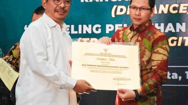 Kepala Balitbang dan Diklat Kemenag RI Prof Dr Suyitno MAg saat memberikan penghargaan kepada Kepala BDK Palembang Dr Saefudin SAg MSi