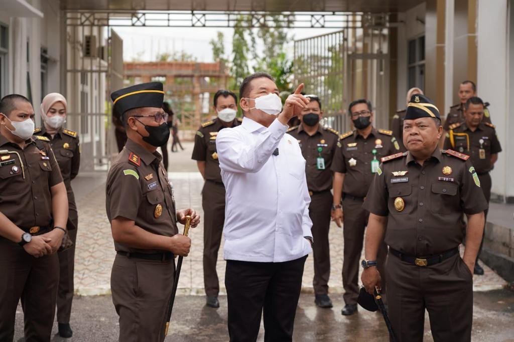 Jaksa Agung ST Burhanuddin saat mengunjungi kantor Kejaksaan Negeri (Kejari) Banyuasin, Senin (19/12/2022)