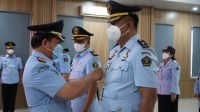 Kakanwil Kemenkumham Sumsel Lantik 7 Pejabat Administrasi dan 1 Pejabat Fungsional Palembang – Kakanwil Kemenkumham Sumsel, Harun Sulianto melantik 7 orang pejabat administrasi dan 1 orang pejabat fungsional di lingkungan Kanwil Kemenkumham Sumsel, Senin (19/12/2022) di aula Kanwil setempat. Pejabat dilantik tersebut adalah Kepala Bagian Umum, Kanwil Sumsel, Tri Purnomo, Kepala Bagian Program dan Humas, Kanwil Sumsel, Yulizar, Kepala Bidang HAM, Kanwil Sumsel, Karyadi, Kepala Sub Bidang Pengelolaan Benda sitaan, Benda Rampasan Negara, dan Keamanan, Kanwil Kemenkumham Sumsel, Meiza Volta. Kemudian Kepala Sub Bidang Pengkajian, penelitian, dan pengembangan Hukum dan HAM, Kanwil Kemenkumham Sumsel, Phuput Mayasari, Kepala Bidang Pemajuan Hak Asasi Manusia, Kanwil Sumsel, Berti Andriani, Kepala Sub Seksi Registrasi, Bapas Kelas I Palembang, Medy Albar Suhartanto. Serta Analis Keimigrasian Pertama, Kanim Kelas II Non TPI Muara Enim, Ricky Fajar Yamo Anoita Maruhawa. Dalam sambutannya, Kakanwil Harun Sulianto mengatakan bahwa promosi dan mutasi jabatan merupakan bagian dari dinamika organisasi, sesuai pola karir, dalam rangka peningkatan kinerja, Kepada Pejabat Administrasi yang dilantik, Kakanwil Harun berpesan agar senantiasa menjalin kerjasama baik internal maupun eksternal serta memperkuat teamwork sehingga capaian target kinerja dapat terpenuhi. Kepada Kepala Program dan Humas, Yulizar ia minta lakukan sinergi yang baik dengan media, lakukan publikasi yang massif atas kinerja kantor wilayah dan UPT, kemudian susun rencana kerja, rencana kegiatan, kalender kerja di awal tahun. Kepada pejabat pejabat di bidang HAM, baik Kabid untuk Lakukan koordinasi yang intensif kepada Pemerintah Daerah dalam pembentukan Kab/Kota Peduli HAM dan Pelayanan Publik berbasis HAM tahun 2023. Kemudian Kepada Kepala Bagian Umum, Kanwil Sumsel yang baru, Tri Purnomo, Harun mengatakan berikan pelayanan terbaik kepada Kantor dan UPT, terkait keuangan, kepegawaian ,dan kerumah tangggan . Sementara itu, Bagi Pejabat Fungsional yang dilantik Kakanwil berpesan bahwa diharapkan kpd Saudara untuk melaksanakan tugas, tanggungjawab, dan wewenangnya dalam melaksanakan pekerjaan analisis keimigrasian, atau kegiatan pengidentifikasian serta penelaahan secara objektif dan sistematis terhadap lalu lintas orang yang masuk atau keluar wilayah Indonesia. “Semoga kehadiran bapak/ibu di Sumsel, dapat membawa perubahan dan menambah kinerja Kemenkumham Sumsel lebih semakin PASTI (Profesional, Akuntabel, Sinergi, Transparan, Inovatif)”, tutup Harun dalam arahannya. Turut hadir pada pelantikan tersebut Kadiv Adminitrasi, Idris, Kadiv Pemasyarakatan, Bambang Haryanto, Kadiv Keimigrasian, Herdaus, Kadiv Yankumham, Parsaoran Simaibang, Ka. Lapas Kelas I Palembang, Yulius Syahruzah, Kalapas Kelas IIA Tanjung Raja, Batara Hutasoit, Ka Lapas Kelas IIB Sekayu, Ronald Heru Pratama. Kemudian Kalapas Kelas IIA Banyuasin, Ronaldo Devinci Talesa, Karutan Kelas IIB Baturaja, Febriansyah, Kabapas OKU, Fakhrul Rozi, Kalapas Muaraenim, Herdianto, Kalapas Muaradua, Reza Yudhistira Kurniawan, Para pejabat structural UPT di lingkungan Kanwil Kemenkumham Sumsel