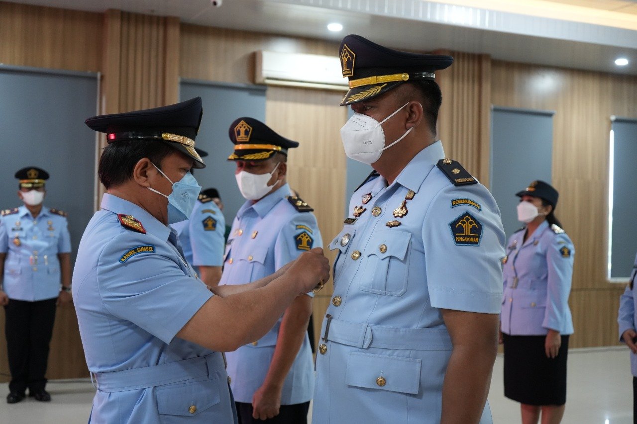 Kakanwil Kemenkumham Sumsel Lantik 7 Pejabat Administrasi dan 1 Pejabat Fungsional Palembang – Kakanwil Kemenkumham Sumsel, Harun Sulianto melantik 7 orang pejabat administrasi dan 1 orang pejabat fungsional di lingkungan Kanwil Kemenkumham Sumsel, Senin (19/12/2022) di aula Kanwil setempat. Pejabat dilantik tersebut adalah Kepala Bagian Umum, Kanwil Sumsel, Tri Purnomo, Kepala Bagian Program dan Humas, Kanwil Sumsel, Yulizar, Kepala Bidang HAM, Kanwil Sumsel, Karyadi, Kepala Sub Bidang Pengelolaan Benda sitaan, Benda Rampasan Negara, dan Keamanan, Kanwil Kemenkumham Sumsel, Meiza Volta. Kemudian Kepala Sub Bidang Pengkajian, penelitian, dan pengembangan Hukum dan HAM, Kanwil Kemenkumham Sumsel, Phuput Mayasari, Kepala Bidang Pemajuan Hak Asasi Manusia, Kanwil Sumsel, Berti Andriani, Kepala Sub Seksi Registrasi, Bapas Kelas I Palembang, Medy Albar Suhartanto. Serta Analis Keimigrasian Pertama, Kanim Kelas II Non TPI Muara Enim, Ricky Fajar Yamo Anoita Maruhawa. Dalam sambutannya, Kakanwil Harun Sulianto mengatakan bahwa promosi dan mutasi jabatan merupakan bagian dari dinamika organisasi, sesuai pola karir, dalam rangka peningkatan kinerja, Kepada Pejabat Administrasi yang dilantik, Kakanwil Harun berpesan agar senantiasa menjalin kerjasama baik internal maupun eksternal serta memperkuat teamwork sehingga capaian target kinerja dapat terpenuhi. Kepada Kepala Program dan Humas, Yulizar ia minta lakukan sinergi yang baik dengan media, lakukan publikasi yang massif atas kinerja kantor wilayah dan UPT, kemudian susun rencana kerja, rencana kegiatan, kalender kerja di awal tahun. Kepada pejabat pejabat di bidang HAM, baik Kabid untuk Lakukan koordinasi yang intensif kepada Pemerintah Daerah dalam pembentukan Kab/Kota Peduli HAM dan Pelayanan Publik berbasis HAM tahun 2023. Kemudian Kepada Kepala Bagian Umum, Kanwil Sumsel yang baru, Tri Purnomo, Harun mengatakan berikan pelayanan terbaik kepada Kantor dan UPT, terkait keuangan, kepegawaian ,dan kerumah tangggan . Sementara itu, Bagi Pejabat Fungsional yang dilantik Kakanwil berpesan bahwa diharapkan kpd Saudara untuk melaksanakan tugas, tanggungjawab, dan wewenangnya dalam melaksanakan pekerjaan analisis keimigrasian, atau kegiatan pengidentifikasian serta penelaahan secara objektif dan sistematis terhadap lalu lintas orang yang masuk atau keluar wilayah Indonesia. “Semoga kehadiran bapak/ibu di Sumsel, dapat membawa perubahan dan menambah kinerja Kemenkumham Sumsel lebih semakin PASTI (Profesional, Akuntabel, Sinergi, Transparan, Inovatif)”, tutup Harun dalam arahannya. Turut hadir pada pelantikan tersebut Kadiv Adminitrasi, Idris, Kadiv Pemasyarakatan, Bambang Haryanto, Kadiv Keimigrasian, Herdaus, Kadiv Yankumham, Parsaoran Simaibang, Ka. Lapas Kelas I Palembang, Yulius Syahruzah, Kalapas Kelas IIA Tanjung Raja, Batara Hutasoit, Ka Lapas Kelas IIB Sekayu, Ronald Heru Pratama. Kemudian Kalapas Kelas IIA Banyuasin, Ronaldo Devinci Talesa, Karutan Kelas IIB Baturaja, Febriansyah, Kabapas OKU, Fakhrul Rozi, Kalapas Muaraenim, Herdianto, Kalapas Muaradua, Reza Yudhistira Kurniawan, Para pejabat structural UPT di lingkungan Kanwil Kemenkumham Sumsel