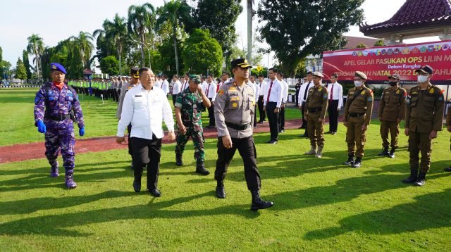 Apel pasukan dalam rangka Operasi Lilin Musi tahun 2022 di Halaman Kantor Bupati OKI, Kamis (22/12)