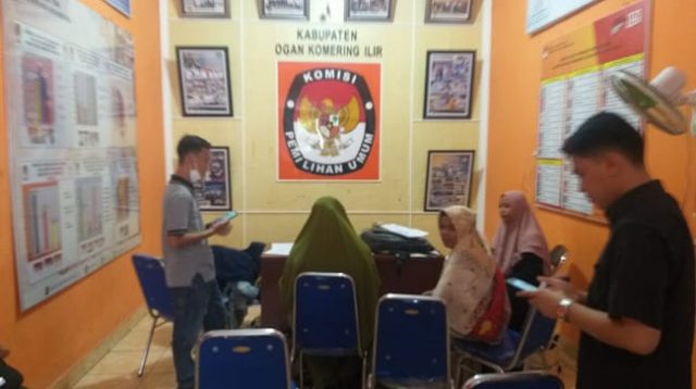 Sejumlah warga saat mendatangi kantor KPU Kabupaten OKI, Jumat (23/12)