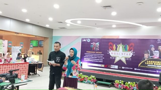 EllyRudi, Salah satu Dewan Juri Lomba Tari memberi sambutan pada pembukaan Musi Star 2022. (Foto. Dok.MSF 2022)