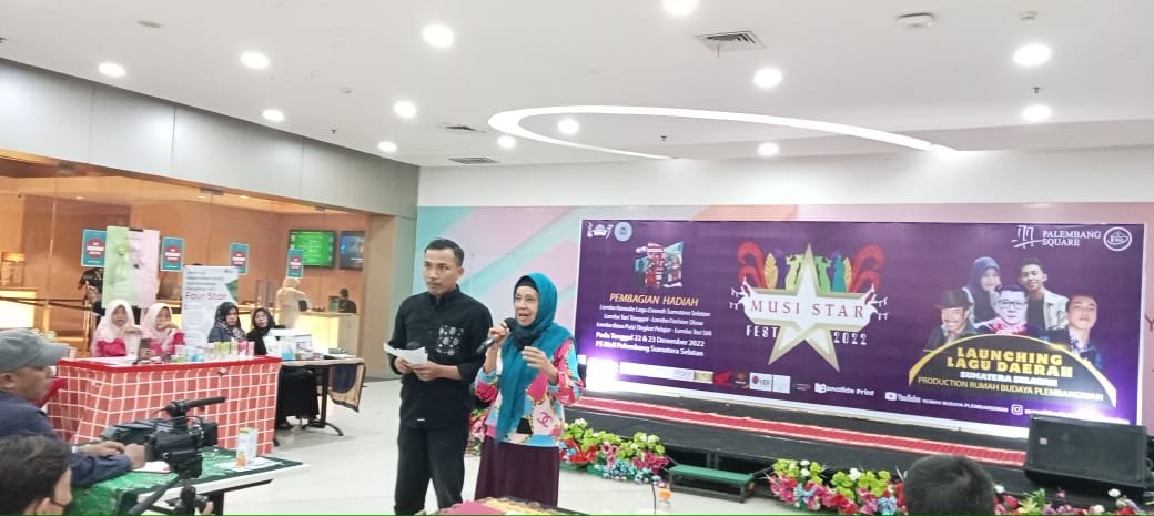 EllyRudi, Salah satu Dewan Juri Lomba Tari memberi sambutan pada pembukaan Musi Star 2022. (Foto. Dok.MSF 2022)