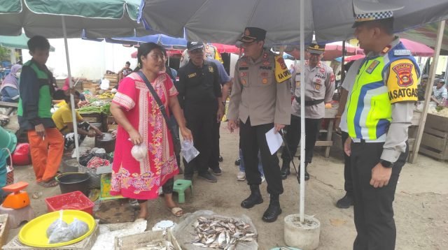 Kapolres Muba, AKBP Siswandi SIK SH MH mengecek ketersediaan dan harga kebutuhan pokok Pasar Randik, Sekayu, Sabtu (24/12/2022