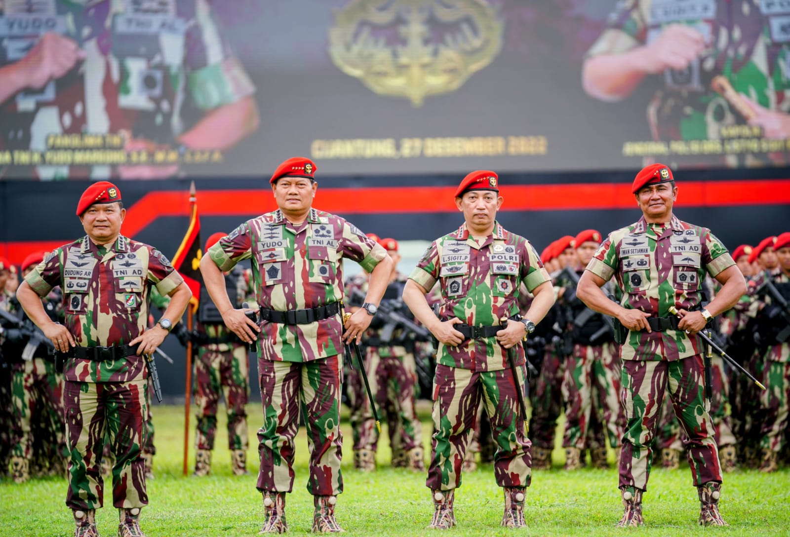 Kapolri Jenderal Listyo Sigit Prabowo dan Panglima TNI Laksamana Yudo Margono disematkan Baret Merah dan Brevet Komando dari pasukan elite Kopassus