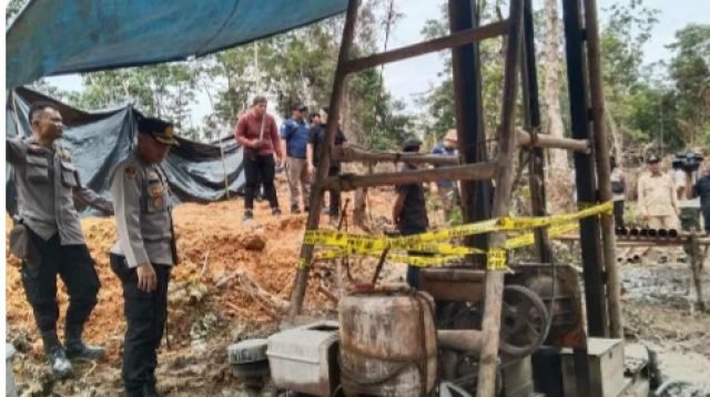 Pj Bupati Apriyadi bersama Dandim 0401 Muba Letkol Arm Dede Sudrajat SH dan Kapolres Muba AKBP Siswandi SH SIK MH, Rabu (28/12/2022) saat sidak di lokasi sumur pengeboran aktifitas ilegal driliing