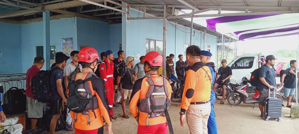 Tim Basarnas Palembang saat briefing penyelamatan kru Kapal Ark Shiloh yang tenggelam di Perairan Selat Bangka (Ambang Luar) Muara Banyuasin, Rabu (28/12/2022)