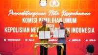 Ketua KPU RI bersama Kapolri usai penandatanganan MoU