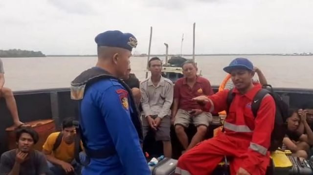Ditpolairud saat evakuasi ABK Ark Shiloh