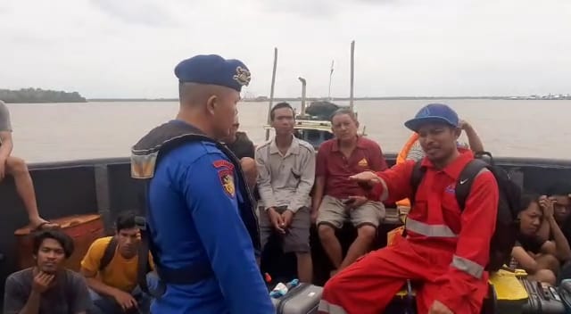Ditpolairud saat evakuasi ABK Ark Shiloh