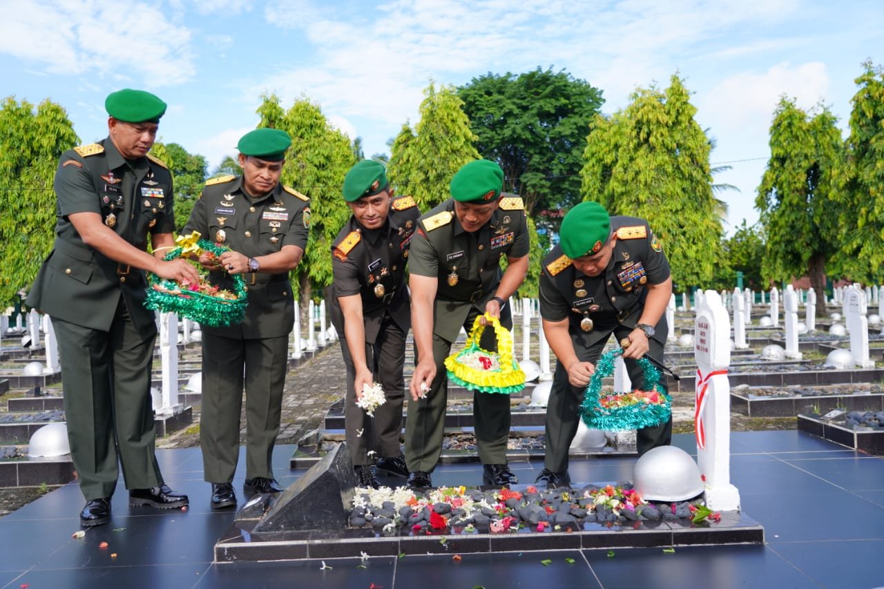 PALEMBANG , oborsumatra.com -  Segenap Prajurit dan PNS TNI AD yang bertugas di wilayah Garnizun Palembang melaksanakan Ziarah Rombongan, Jumat (30/12/2022)