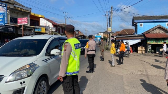 Personel Polres Ogan Ilir saat melakukan pengaturan arus lalu lintas, Sabtu (31/12/2022)