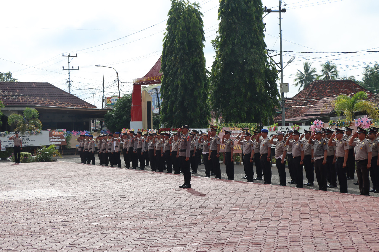 Upacara kenaikan pangkat di halaman Mapolres Musi Banyuasin, Sabtu (31/12/2022)