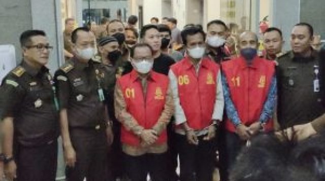 Ketiga tersangka korupsi Program Serasi 2019 Banyuasin mengenakan rompi tahanan, Senin (12/12/2022)