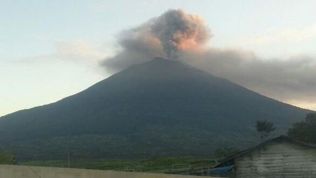 Gunung Kerinci saat erupsi, ilustrasi. (Foto: Istimewa)