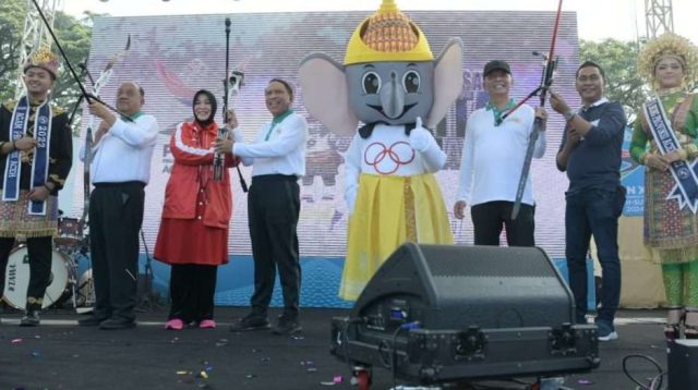 Menpora RI Zainuddin Amali bersama Ketua Umum KONI Pusat Marciano Norman dan Penjabat Gubernur Aceh Achmad Marzuki saat meluncurkan maskot, logo, dan tagline PON XXI Aceh-Sumut Tahun 2024, di Lapangan Blang Padang, Banda Aceh, Sabtu (28/1/2023)