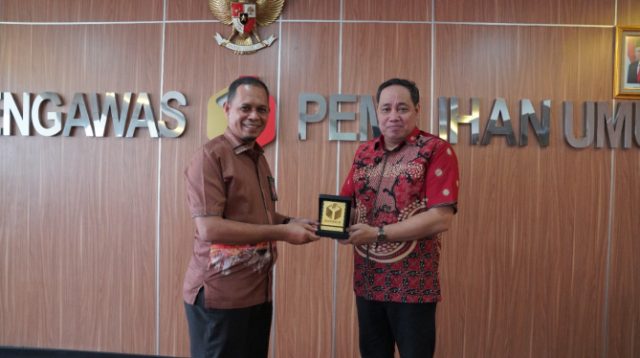 Anggota Bawaslu Herwyn Malonda (kanan) saat menerima kunjungan dari Badan Nasional Penanggulangan Terorisme (BNPT) di kantor Bawaslu, Jumat (20/1/2023)