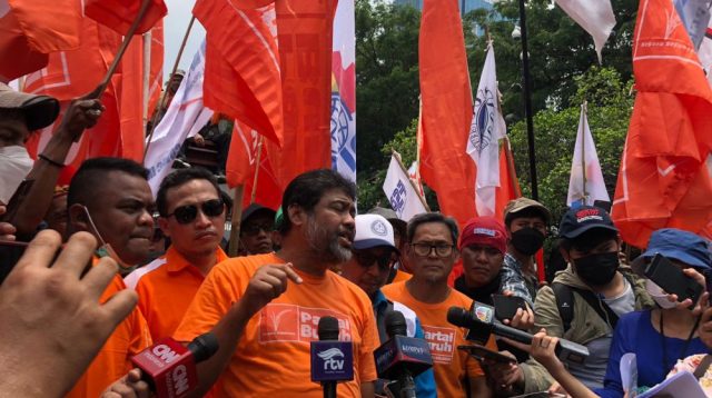 Presiden Partai Buruh Said Iqbal menyampaikan keterangan kepada wartawan di lokasi demo buruh di kawasan Patung Kuda, Jakarta, Rabu (12/10/2022)