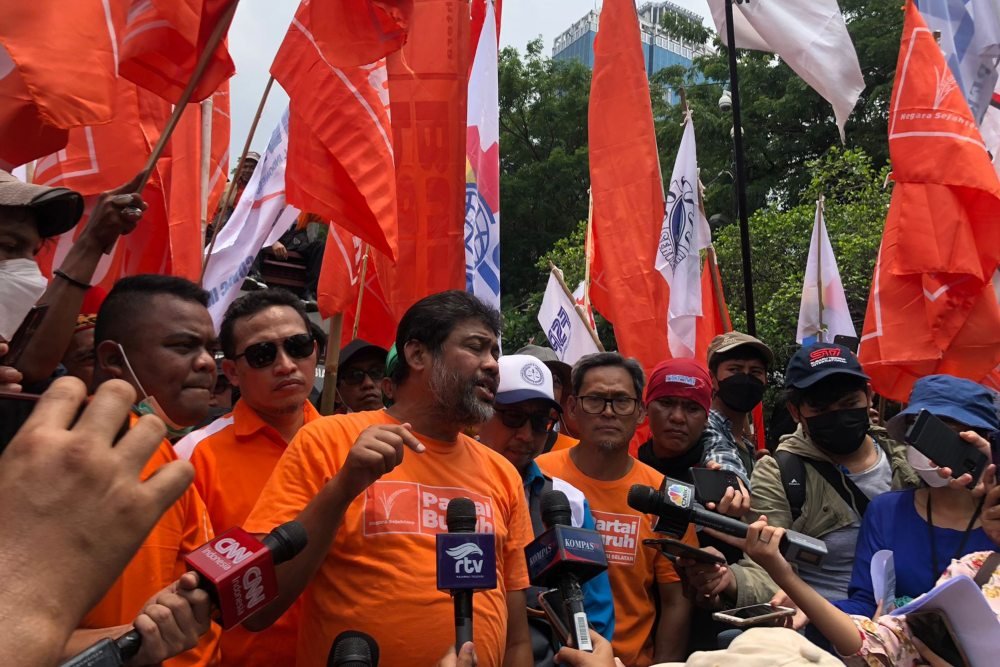 Presiden Partai Buruh Said Iqbal menyampaikan keterangan kepada wartawan di lokasi demo buruh di kawasan Patung Kuda, Jakarta, Rabu (12/10/2022)